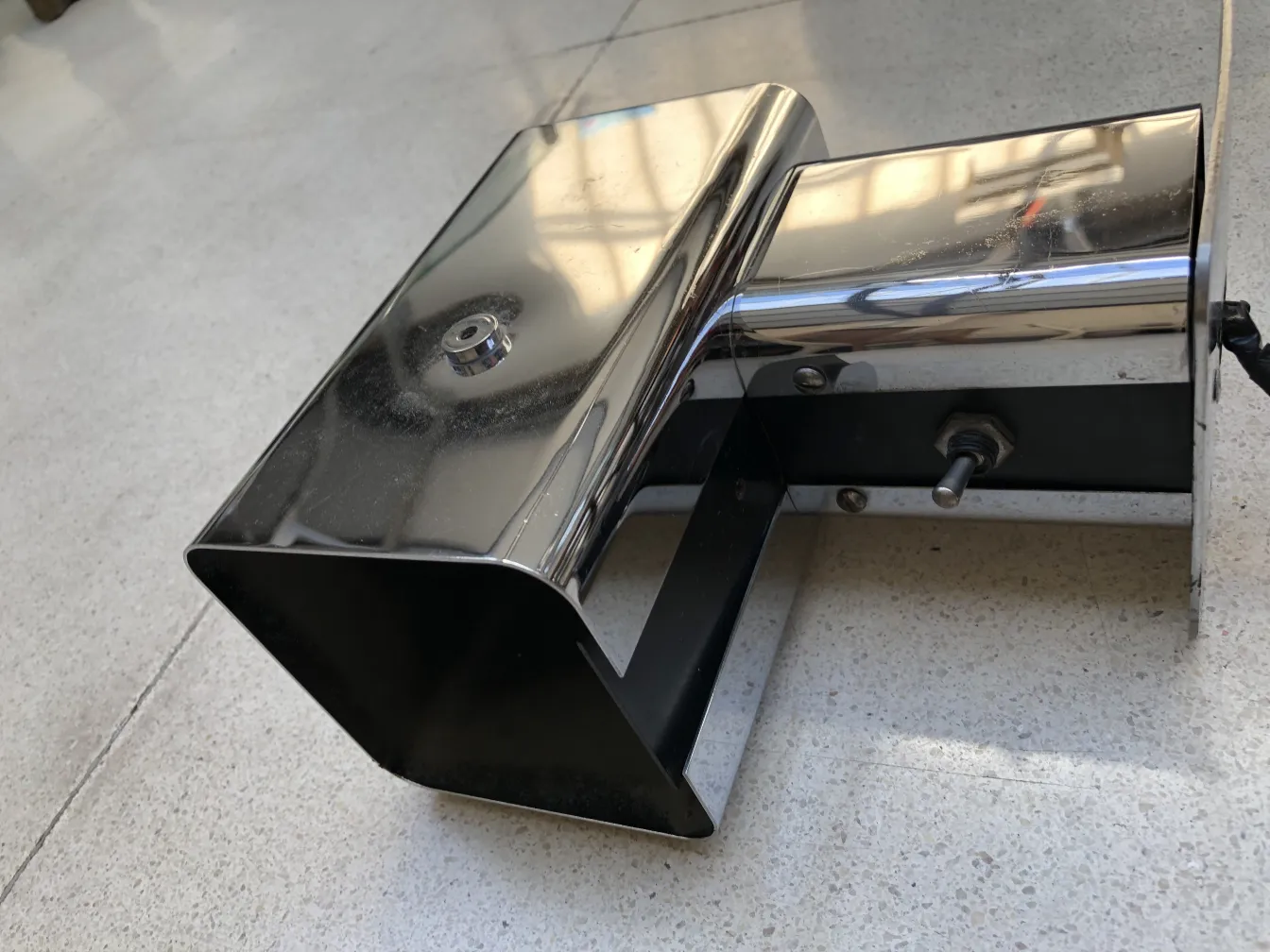 現代的なデザインの古いウォールランプのペア、光沢があり、中立的な設定に配置されています。