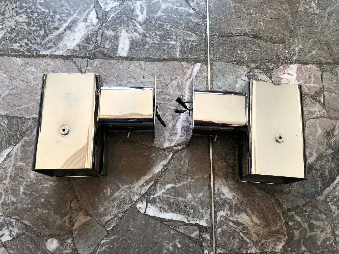 Apliques antichi che brillano su una superficie di marmo elegante.