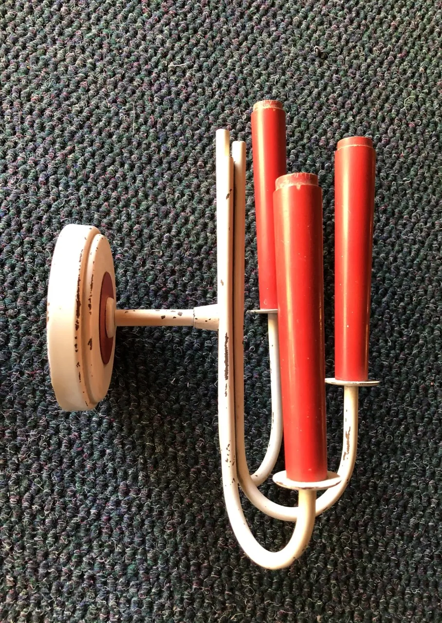 appliques anciennes avec trois bras rouges, design élégant