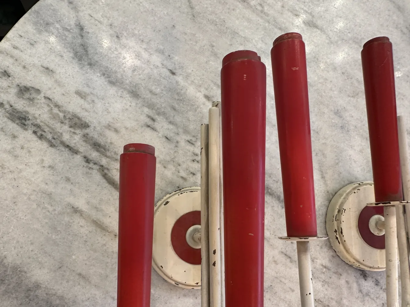 Par de luminárias de parede antigas com base branca e tubos vermelhos Jean royère no ambiente