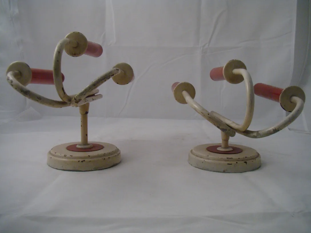 Coppia di applique antiche con design curvato e dettagli rossi