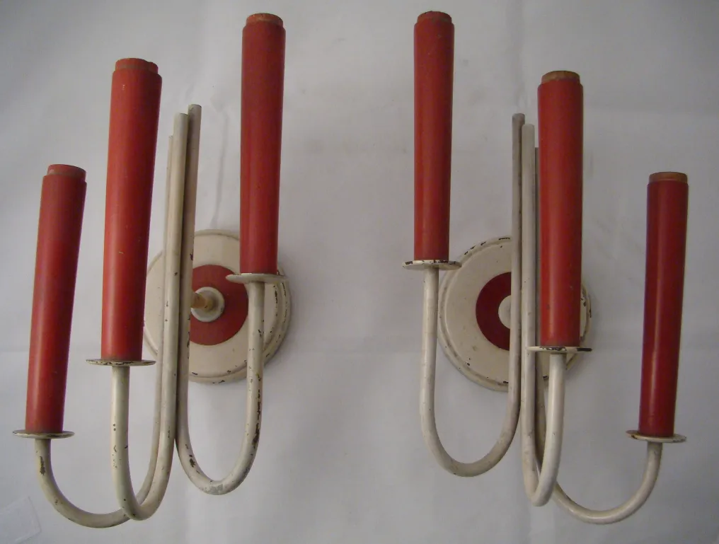 Paire d'appliques antiques avec des bougeoirs rouges, design élégant.
