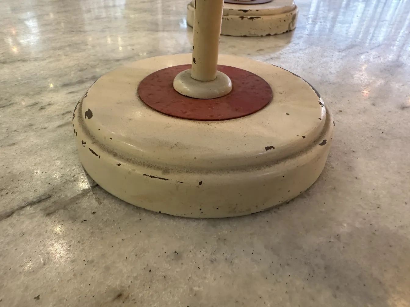 Apliques de parede antigas com base redonda e detalhes únicos