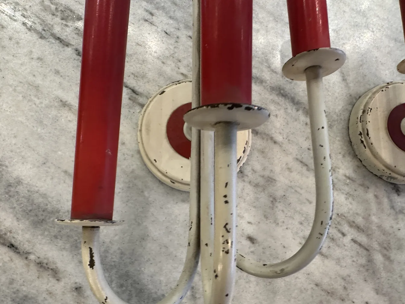 Par de apliques antiguos con velas rojas y base blanca, estilo Jean royère