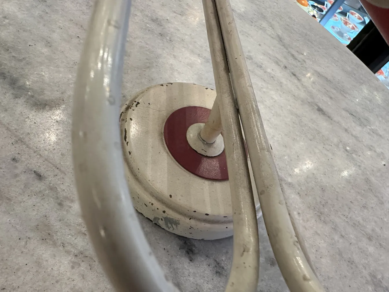 Paire d'appliques anciennes avec une base claire, détail décoratif