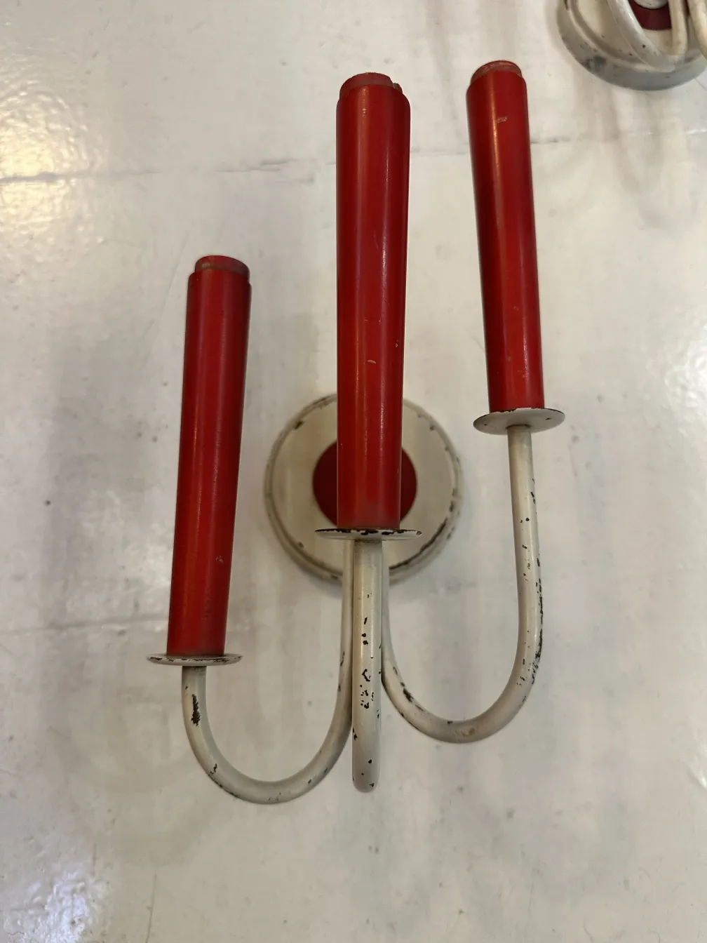 Coppia di applique antiche con dettagli rossi, design di Jean royère.