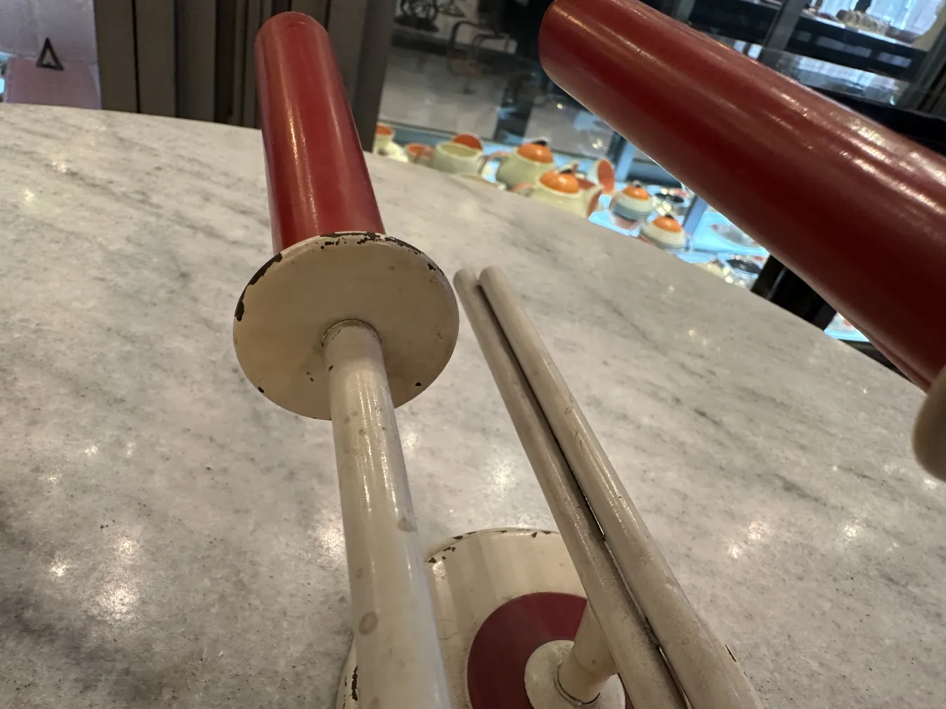 Antike Wandleuchter in Rot und Weiß, klassischer Stil.