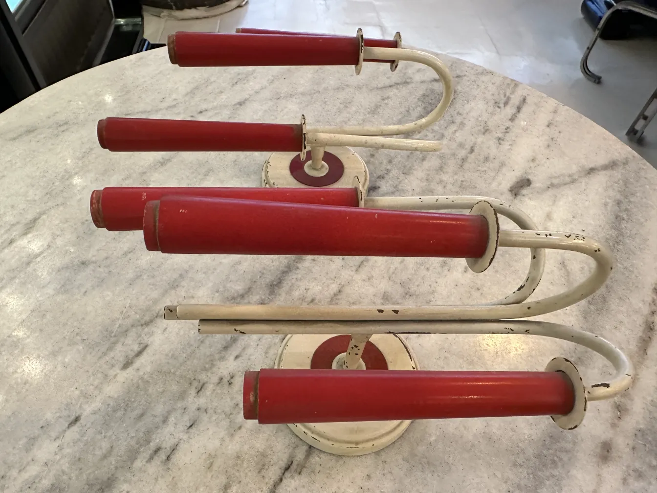 luminárias de parede com braços curvados, cor vermelha