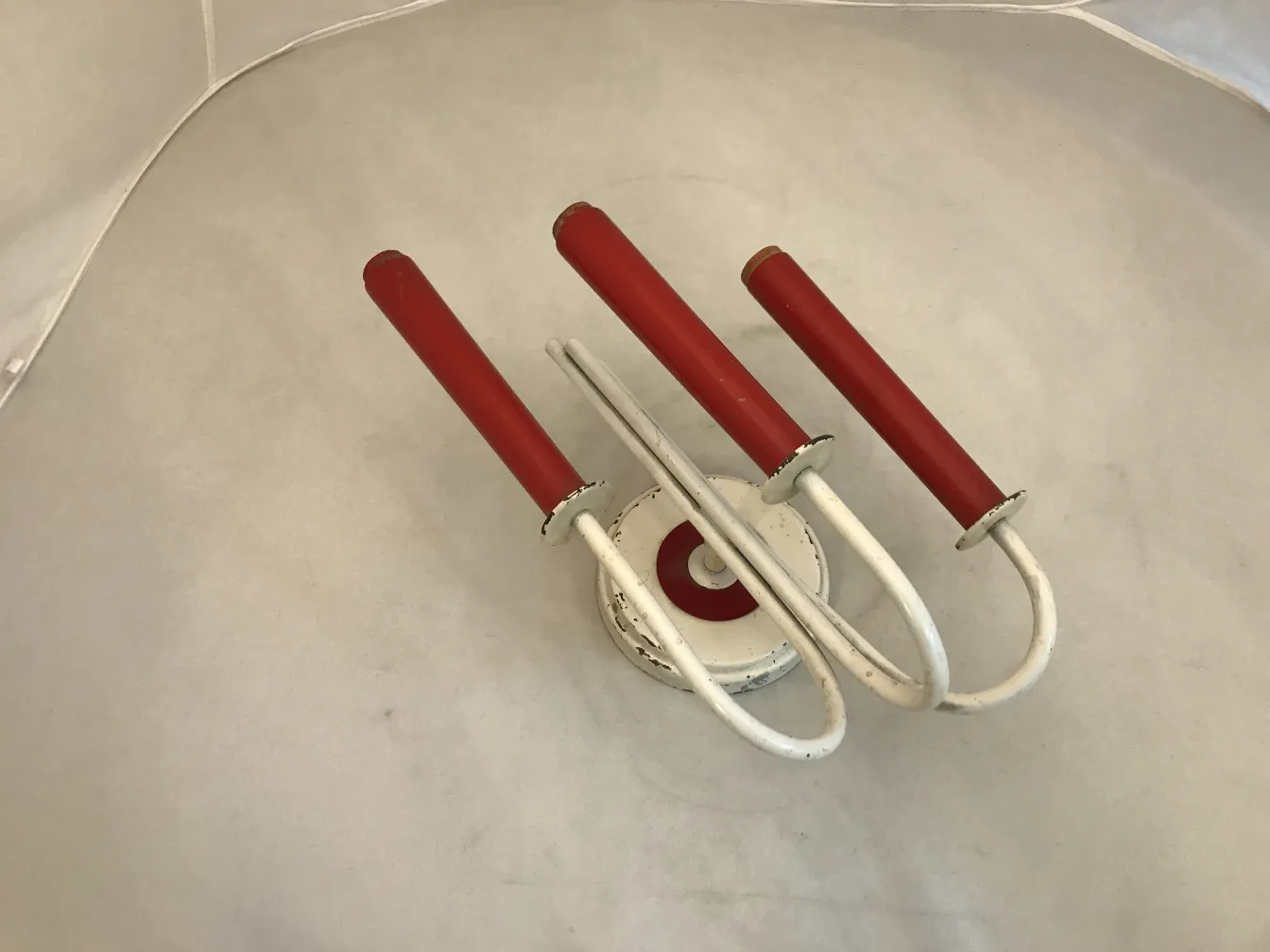 Par de apliques antiguos con detalles en rojo y blanco, de Jean royère.