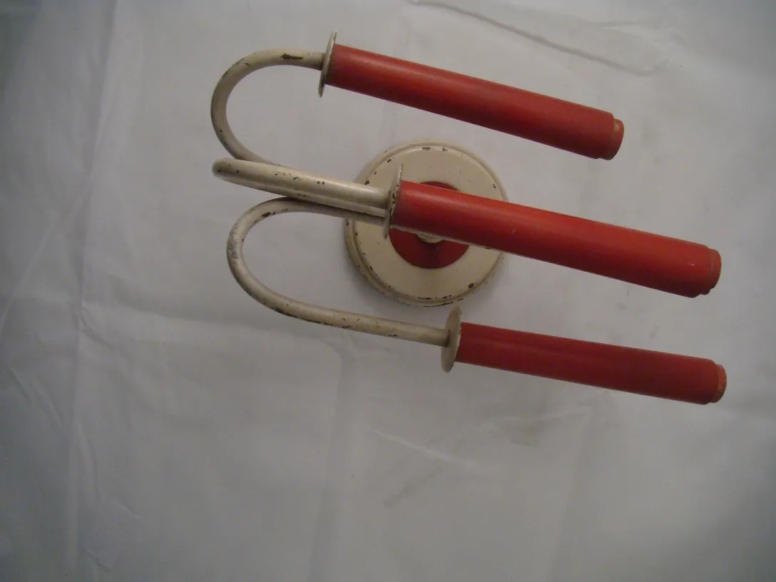 apliques antiguos con detalles rojos y beige