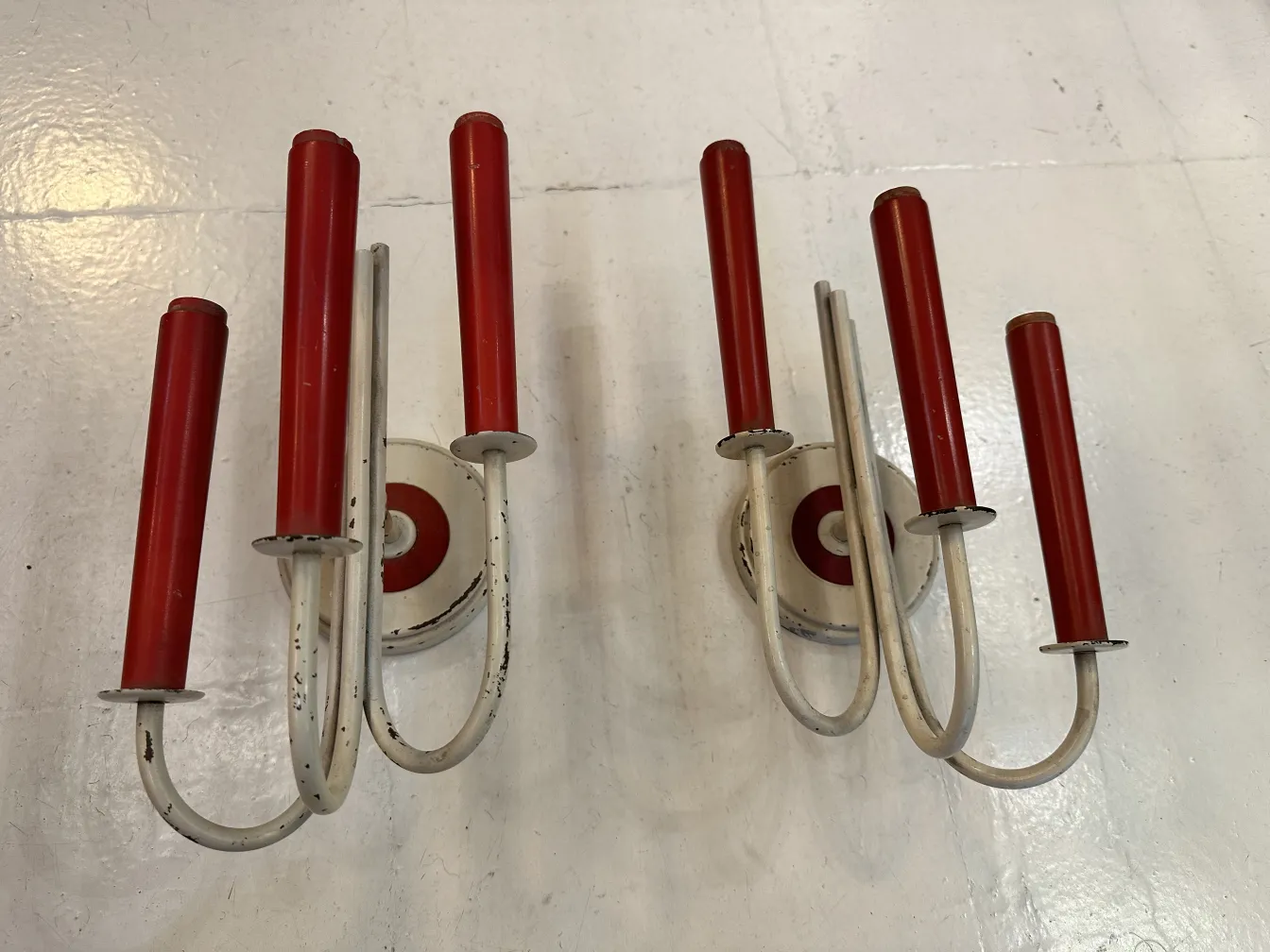 Antike Paar Wandleuchter mit roten Akzenten und elegantem Design