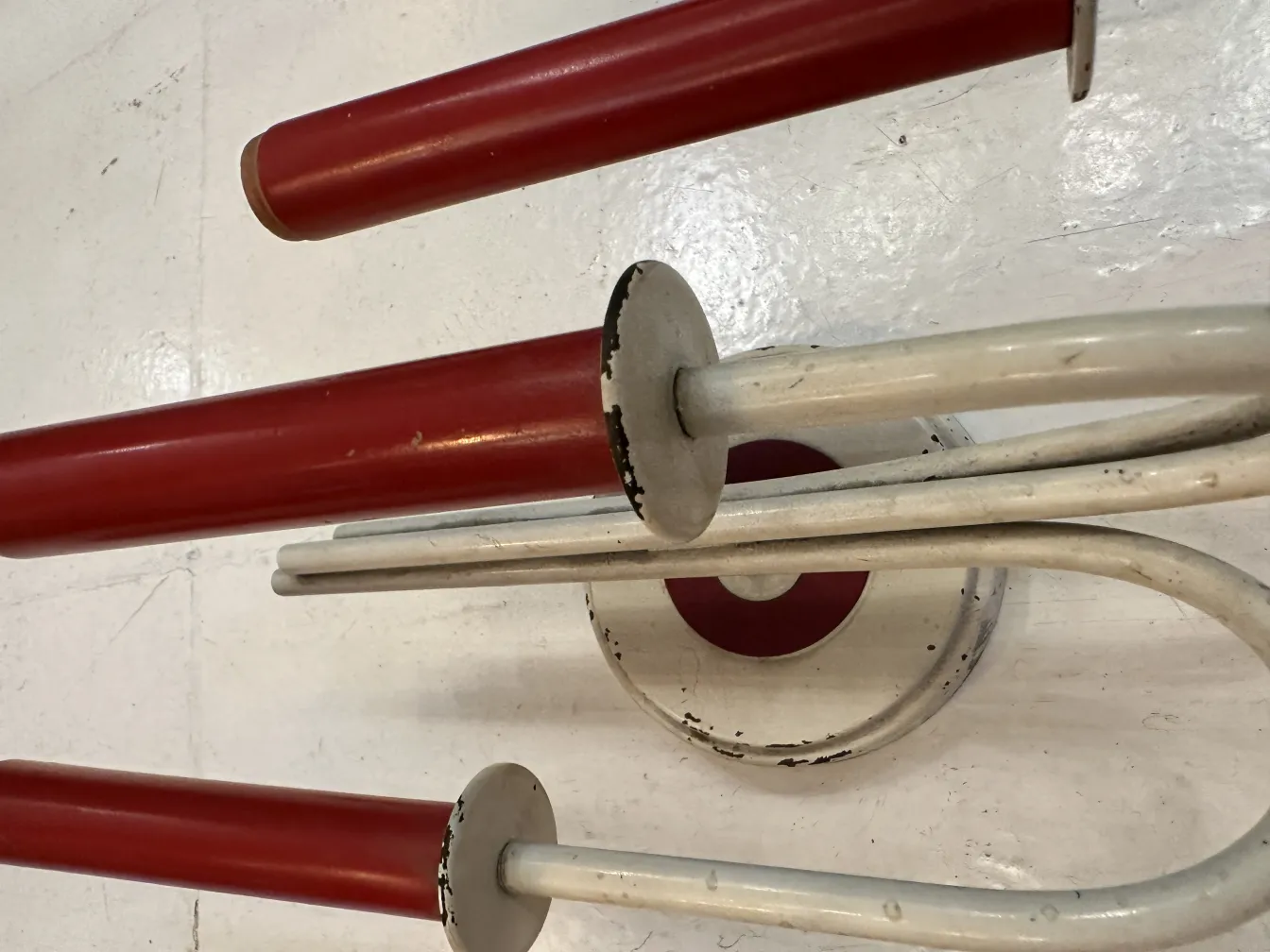 Coppia di applique antiche in rosso e bianco, con un design elegante per l'arredamento