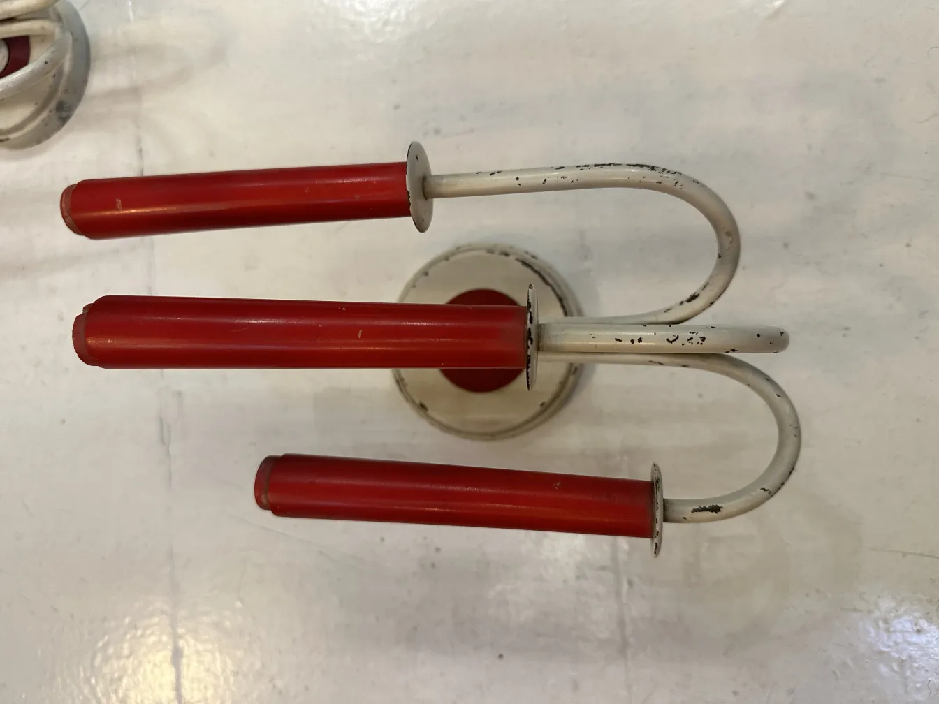 appliques antiche con struttura in metallo e bracci rossi