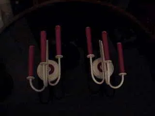 Antikes Paar Wandleuchter mit gebogenen Armen und rosa Kerzen