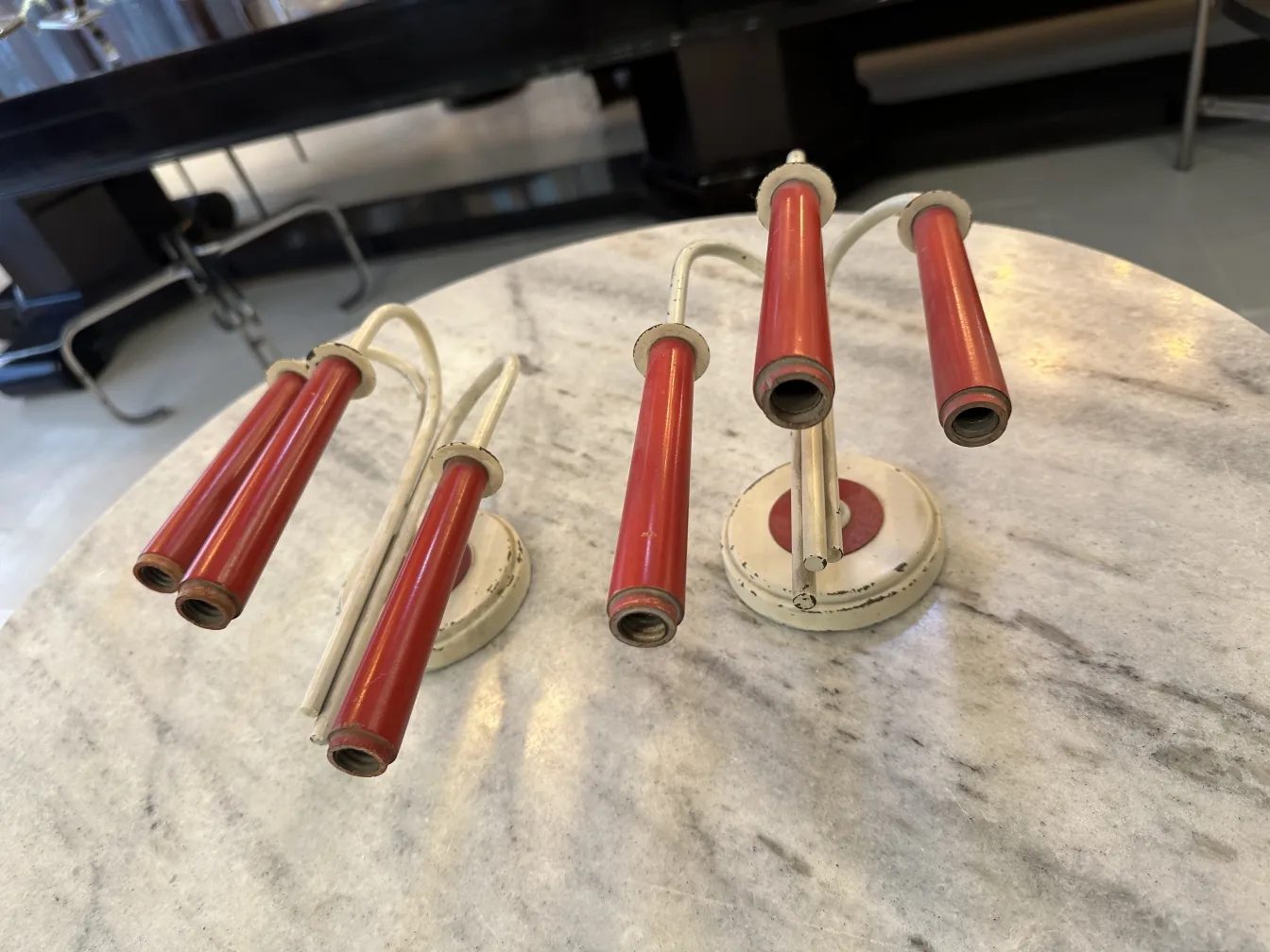 Par de apliques antiguos de Jean royère con acabados rojos y bases redondeadas, estilo retro.