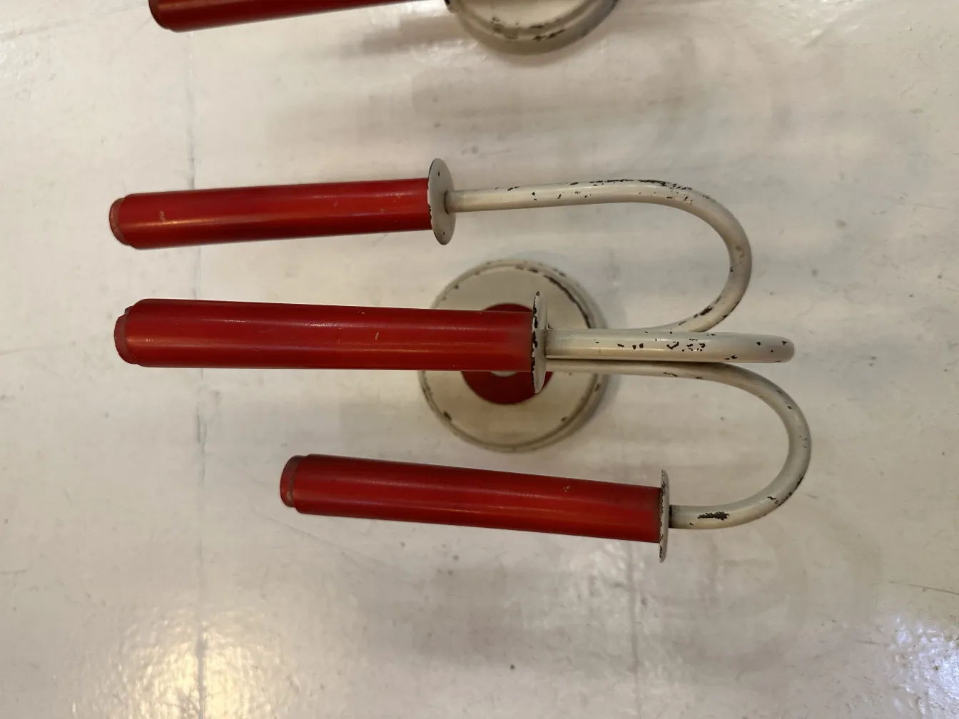 Antike rote Wandleuchter mit weißen Details, Vintage-Stil, schaffen Wärme.