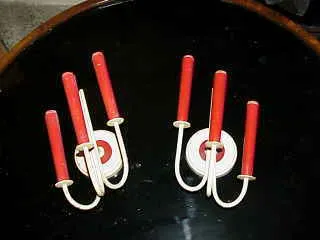 par de luminárias de parede antigas Jean royère com braços vermelhos e bases brancas