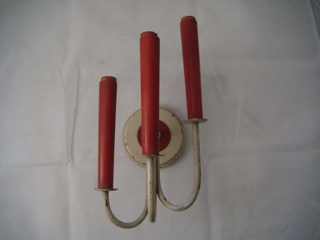 Appliques anciennes avec des bougies rouges dans un cadre lumineux
