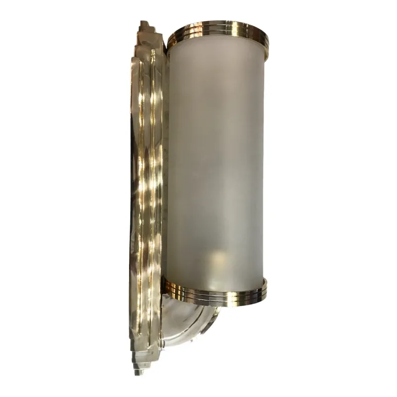 Par de luminárias de parede antigas com design elegante e luz difusa