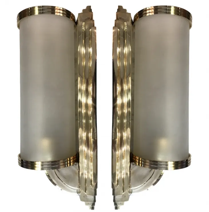 Coppie di applique antiche con luce morbida, design elegante.