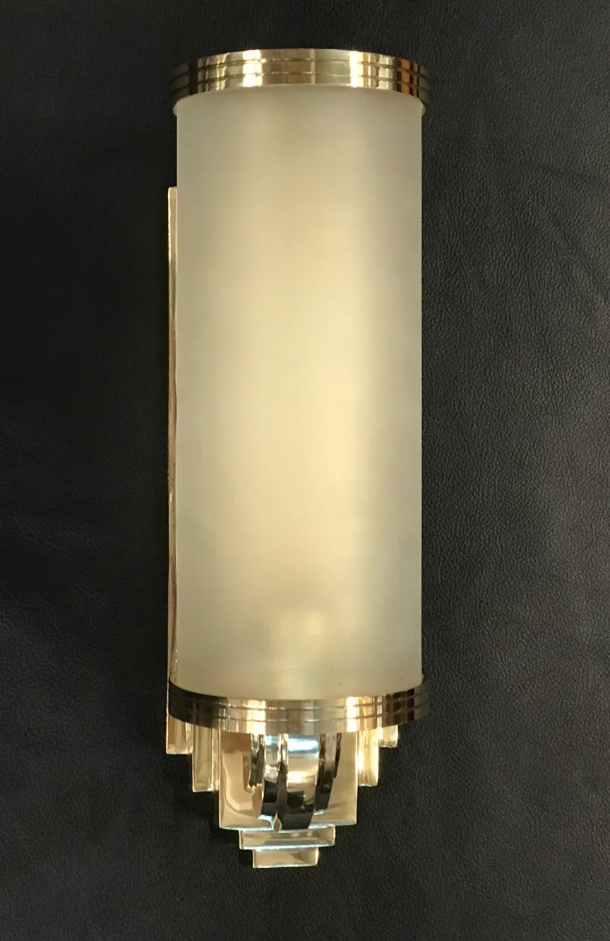 Пара антикварных бра с матовым стеклом в классическом золотом стиле