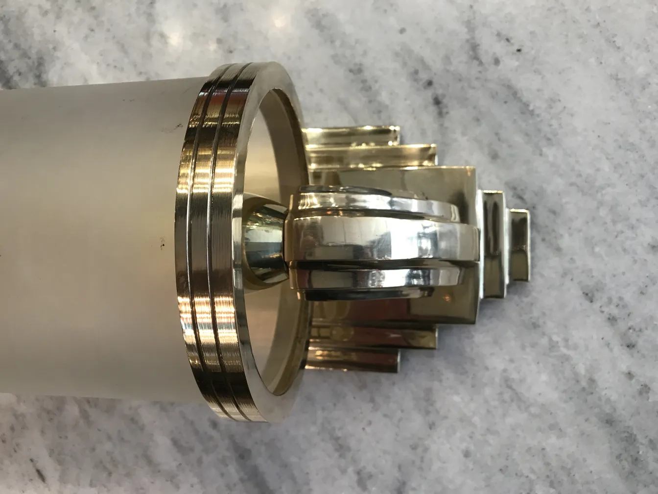 Paar antiker Wandleuchter mit dekorativem Wanddesign