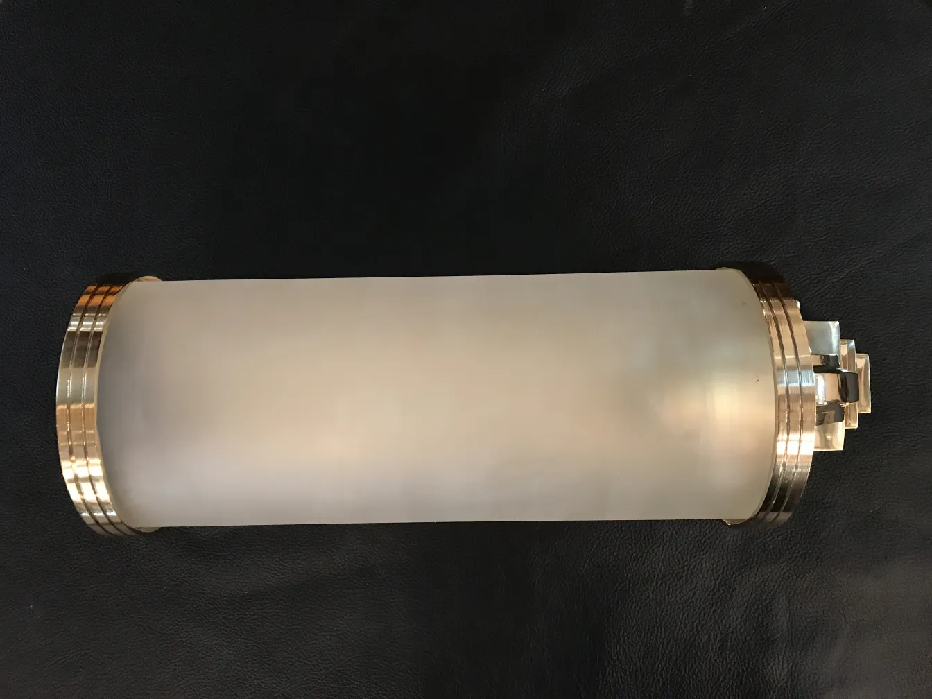 Paire d'appliques antiques avec des bases dorées et un design sphérique.