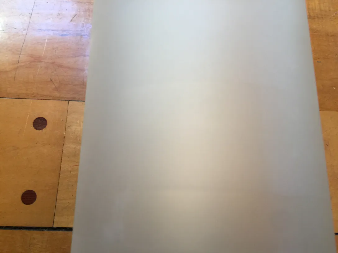 Conjunto de duas luminárias de parede antigas, design clássico.