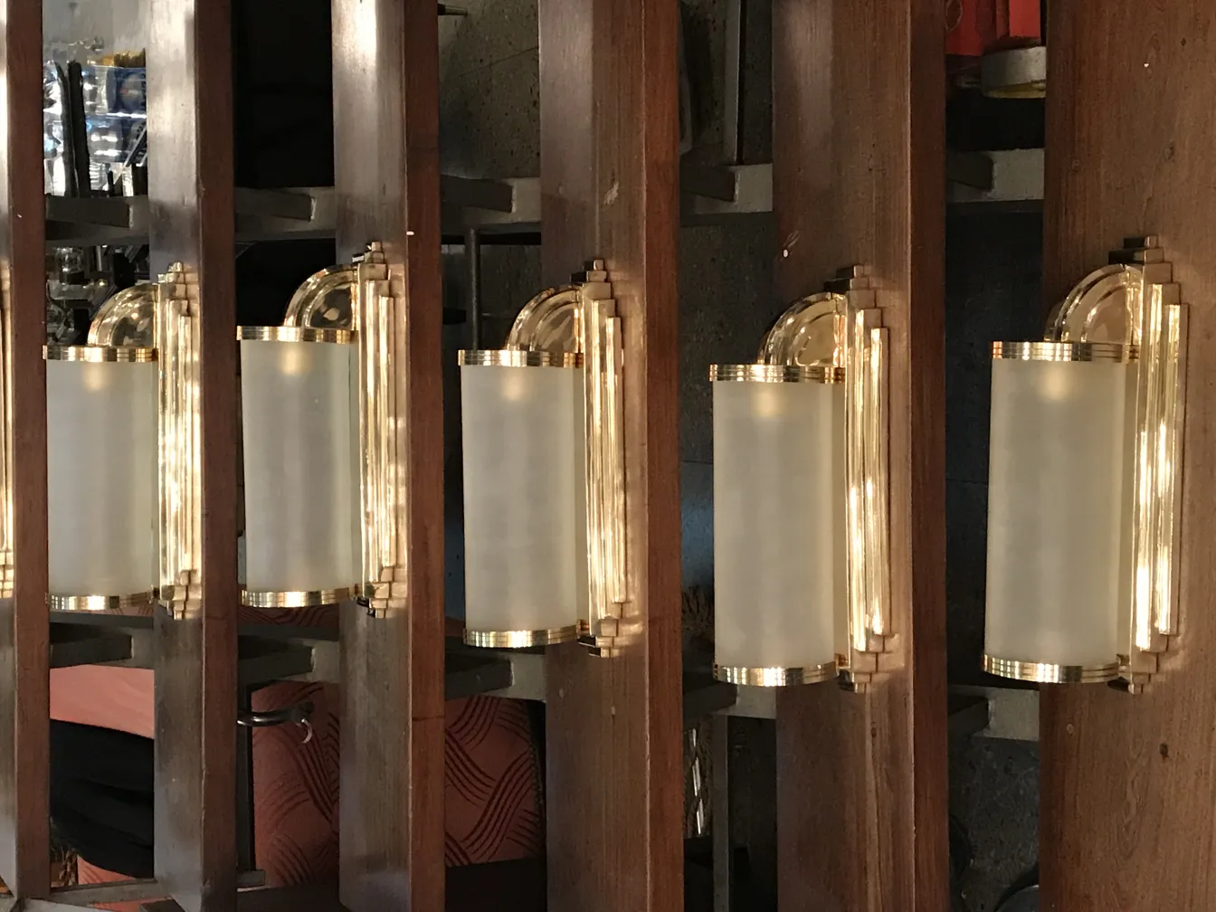 Par de luminárias de parede antigas com iluminação quente em fundo de madeira