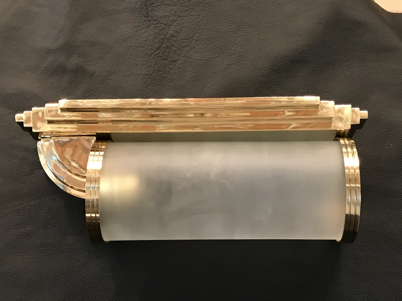 सुंदर प्राचीन स्कोनस जिसमें सोने और सफेद रंग में सजावट है।