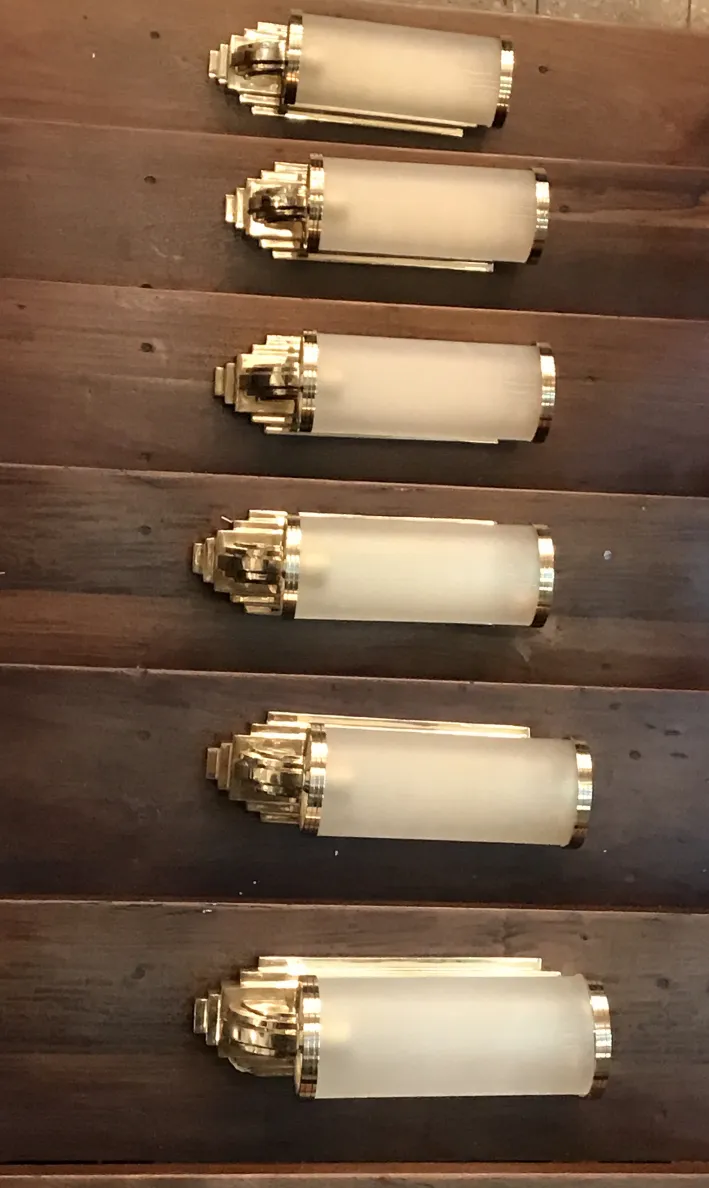 高級感のある金色の壁灯とサテンガラス製。