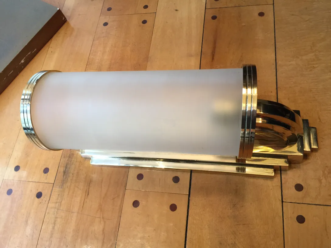 प्राचीन-स्कोनस-जोड़ी-जो-शांत-दीज़ाइन-के-साथ-लकड़ी-के-पर्यावरण-में.