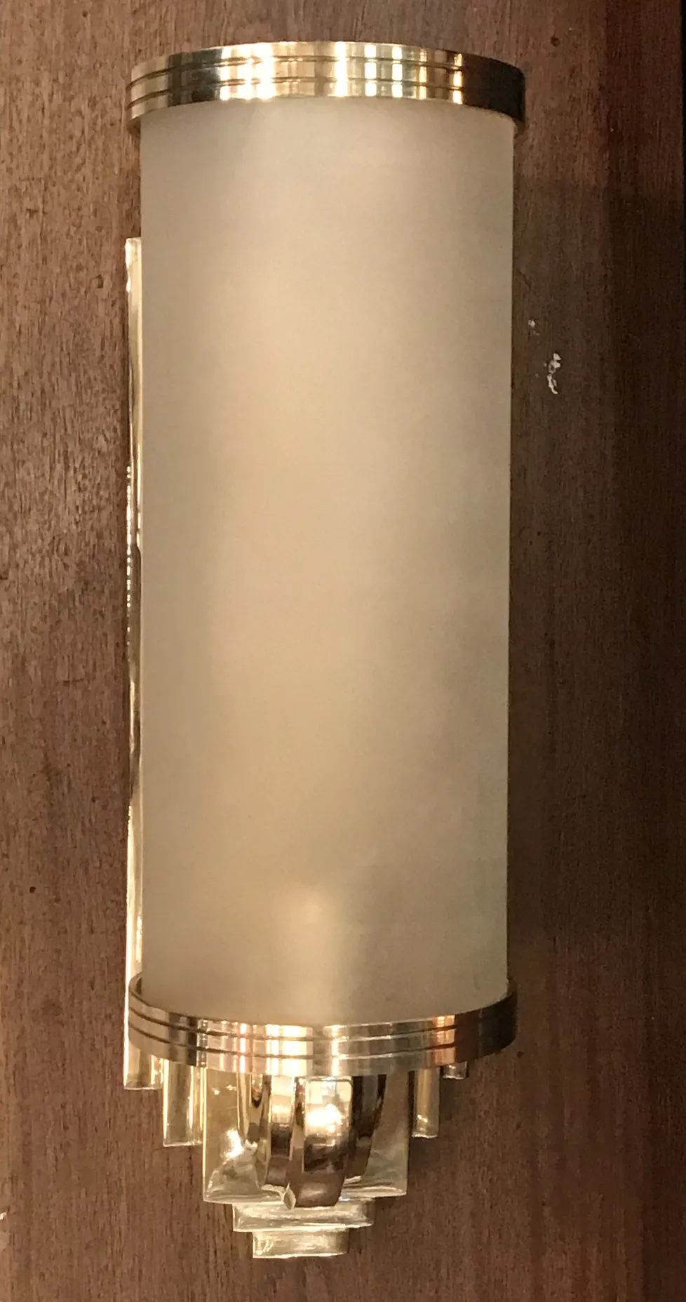 Luminárias antigas de parede em um ambiente sofisticado.