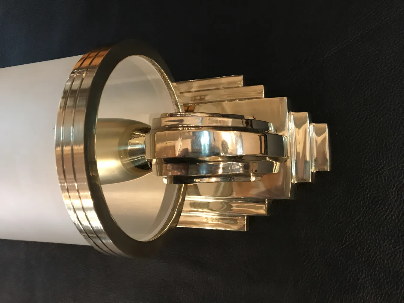 Antike Wandleuchter in glänzendem Gold und Weiß, mit elegantem Design.