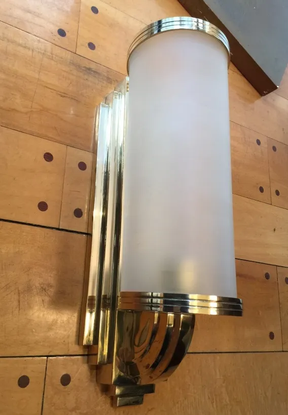 クラシックな設定にある白い拡散器付きの古い壁ランプのペア。