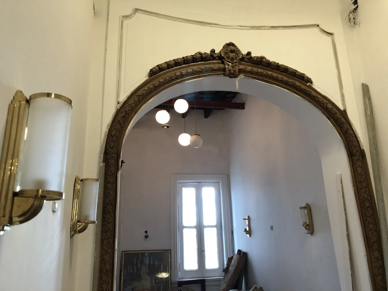 Luminárias de parede antigas decorativas iluminando um espaço elegante