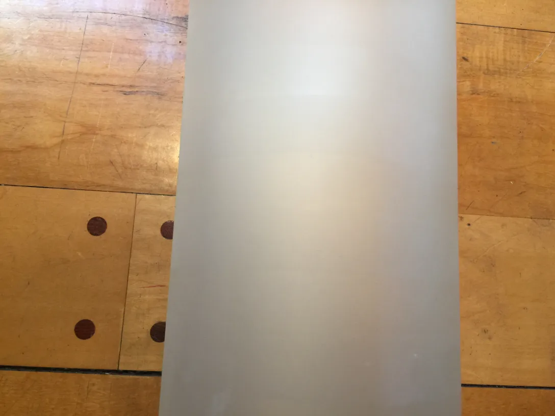 Antikes paar wandleuchter mit elegantem design vor hellem holzhintergrund