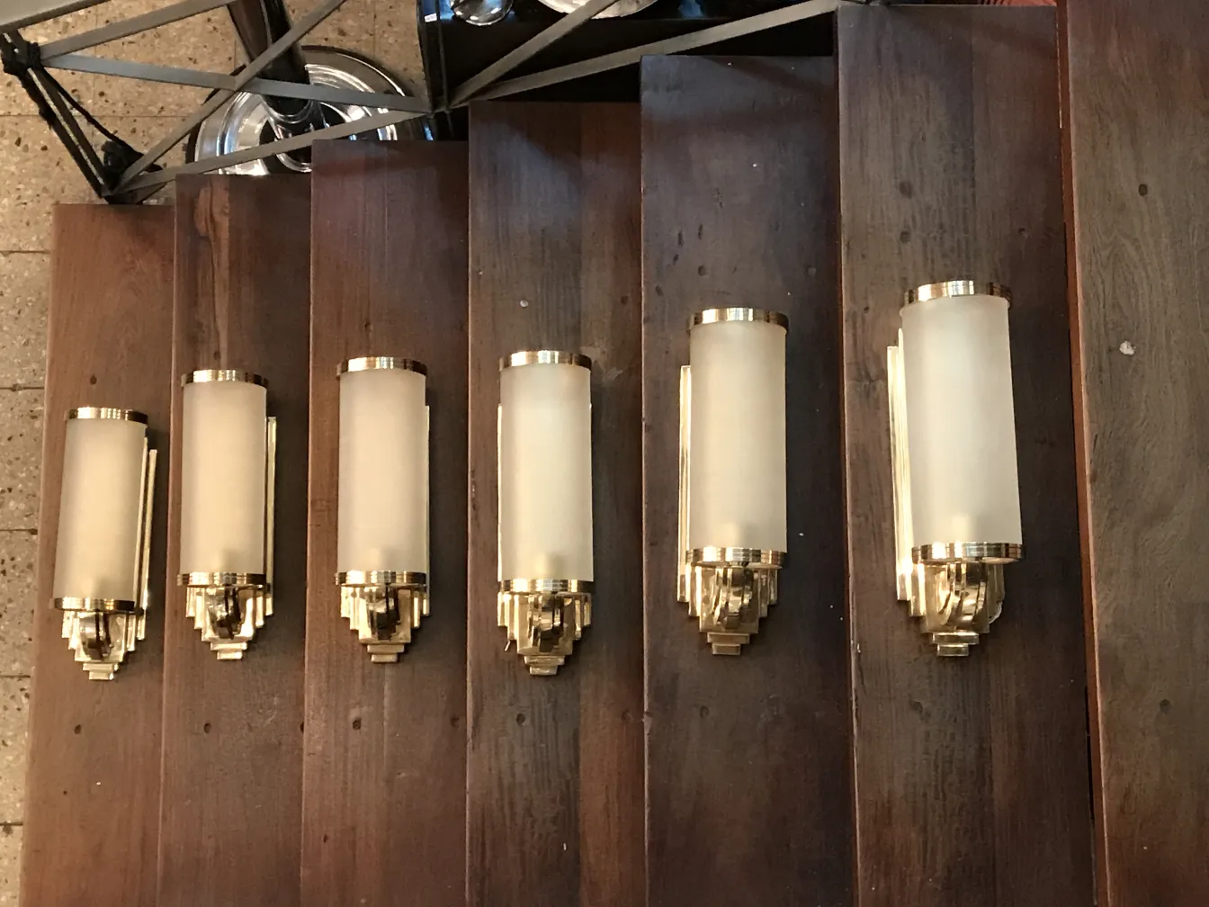 Paar antiker Wandleuchter mit goldenem Metallkörper und Glas