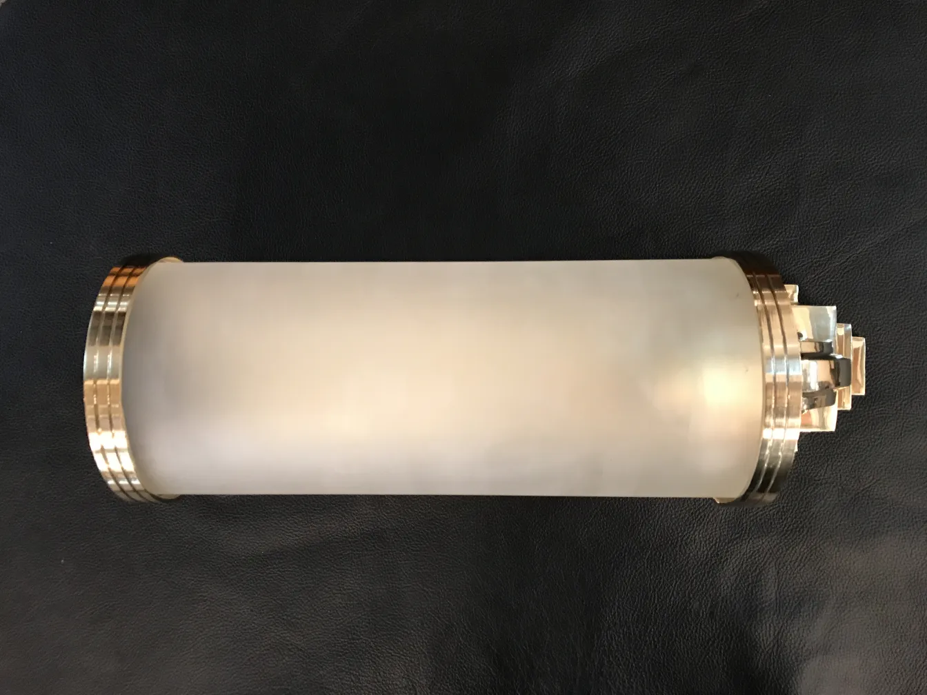 古いウォールランプのペア、金色のディテールがあり、スタイリッシュで機能的です。