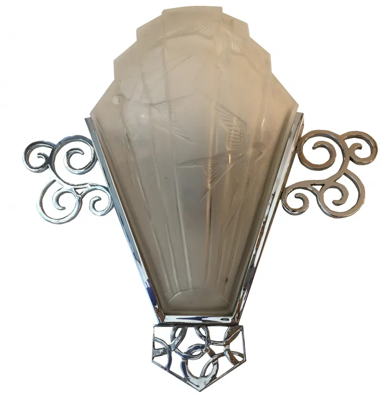 Coppia di applique antiche con design in vetro elegante, perfette per l'arredamento.