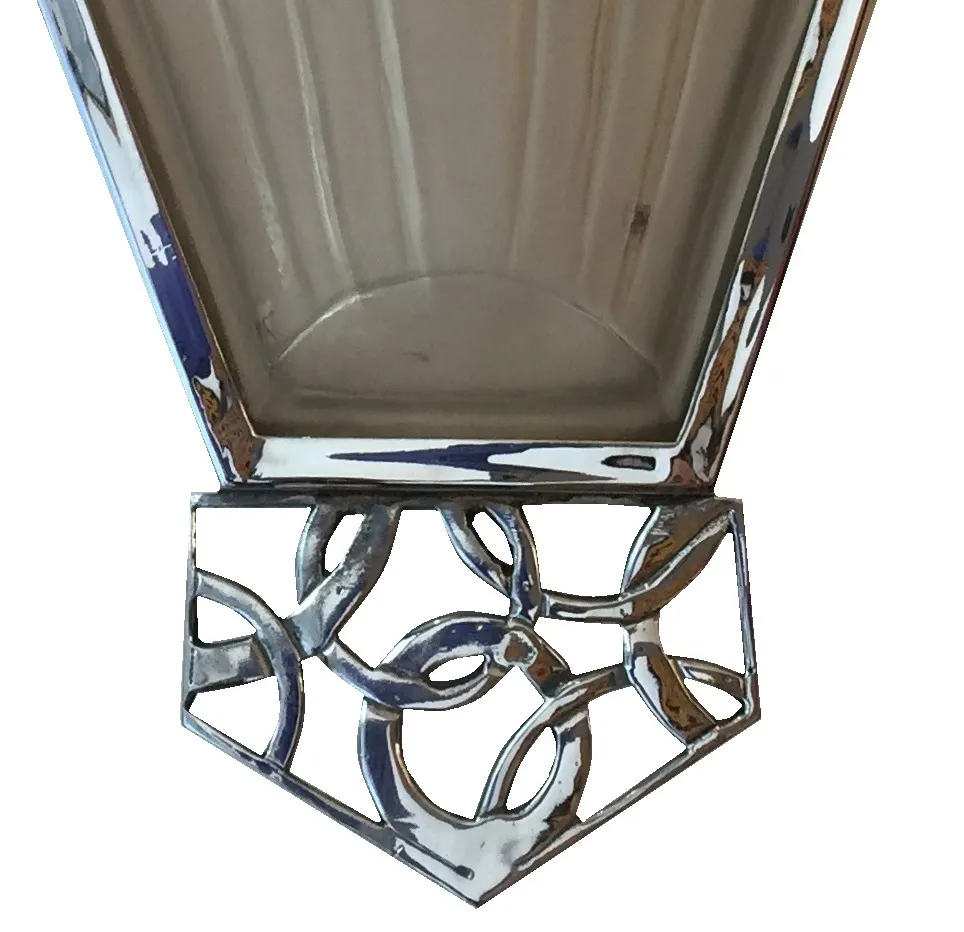 Coppia di applique antiche con design unico.