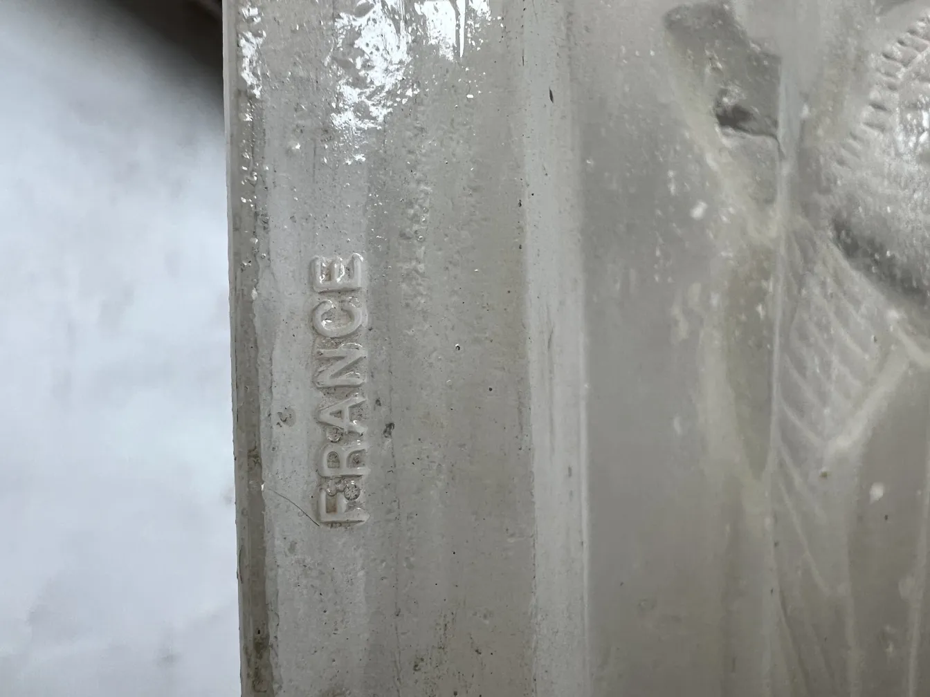 Coppia di applique antiche con dettagli decorativi, stile elegante.