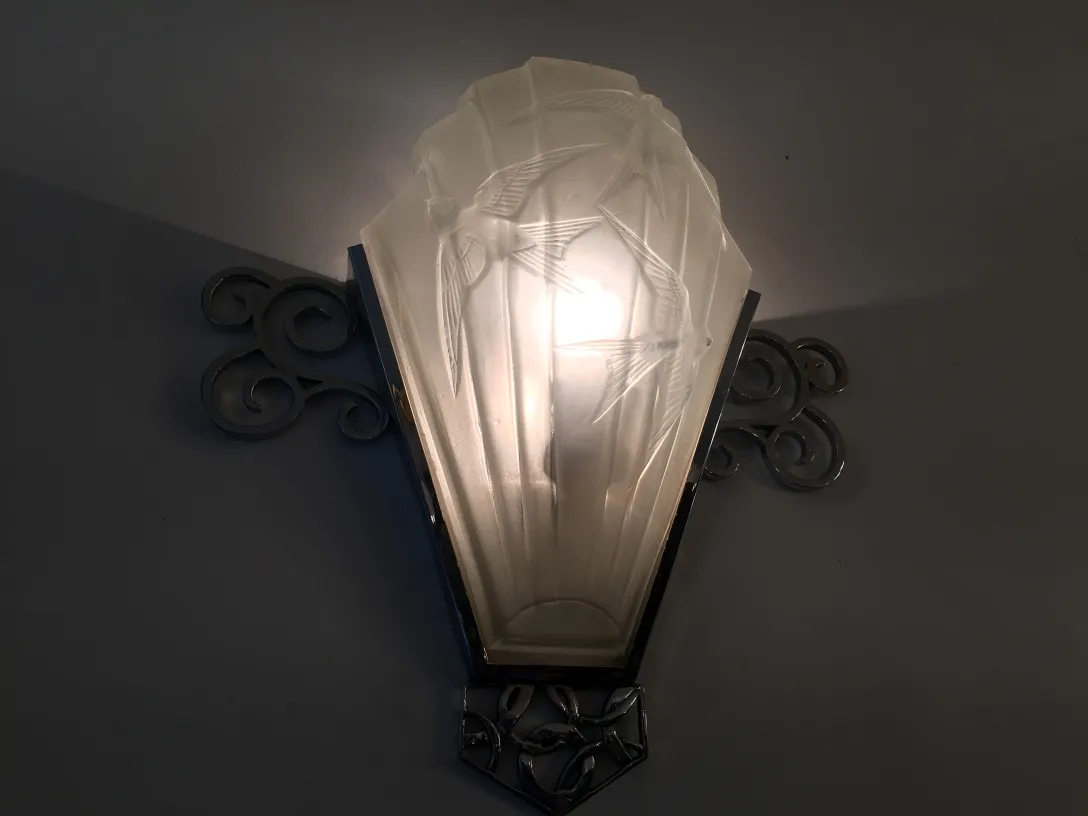 Antike Wandleuchter mit sanftem Licht und elegantem Design an der Wand