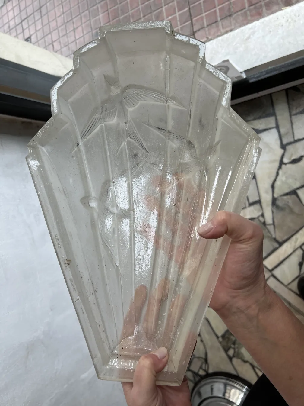 古董壁灯一对，带有浮雕鸟的设计，适合装饰。