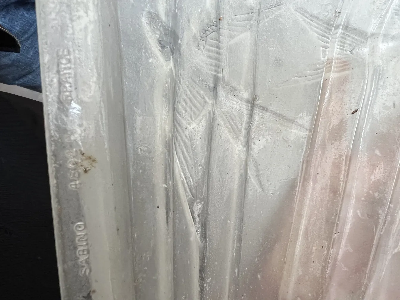 古董壁灯一对，带有装饰性浮雕设计。