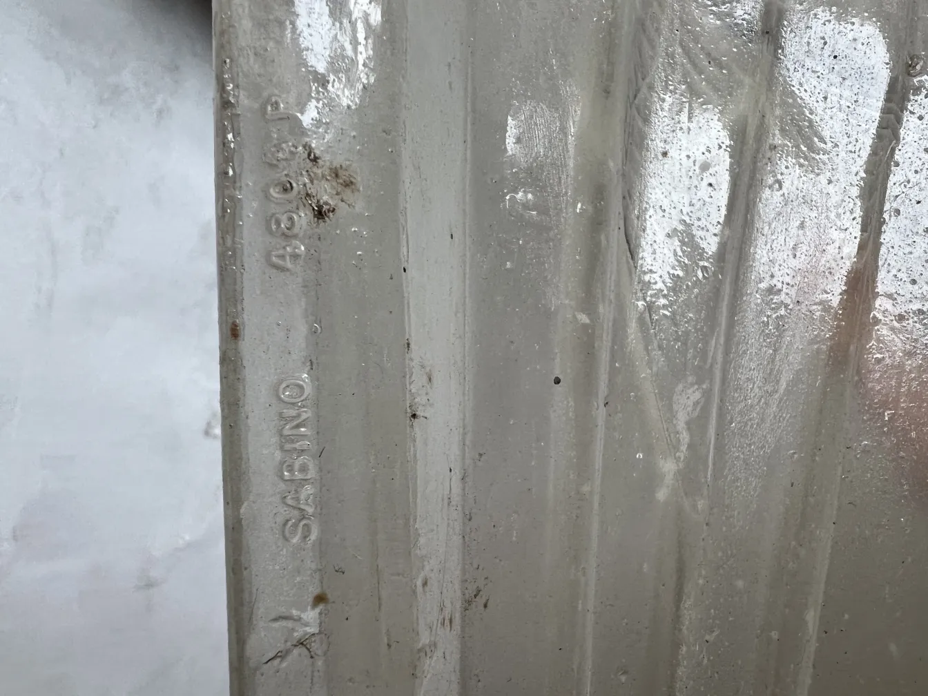 Antiguos apliques de pared con diseño clásico, detalles sutiles en el ambiente.