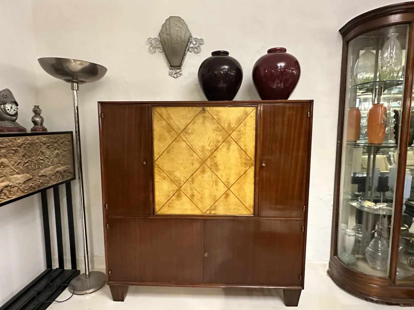 Par de luminárias de parede antigas com recursos decorativos elegantes em um ambiente moderno.