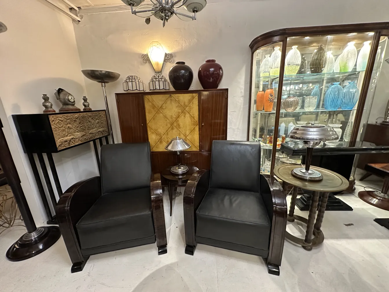 Par de apliques antiguos en un ambiente elegante con muebles variados.