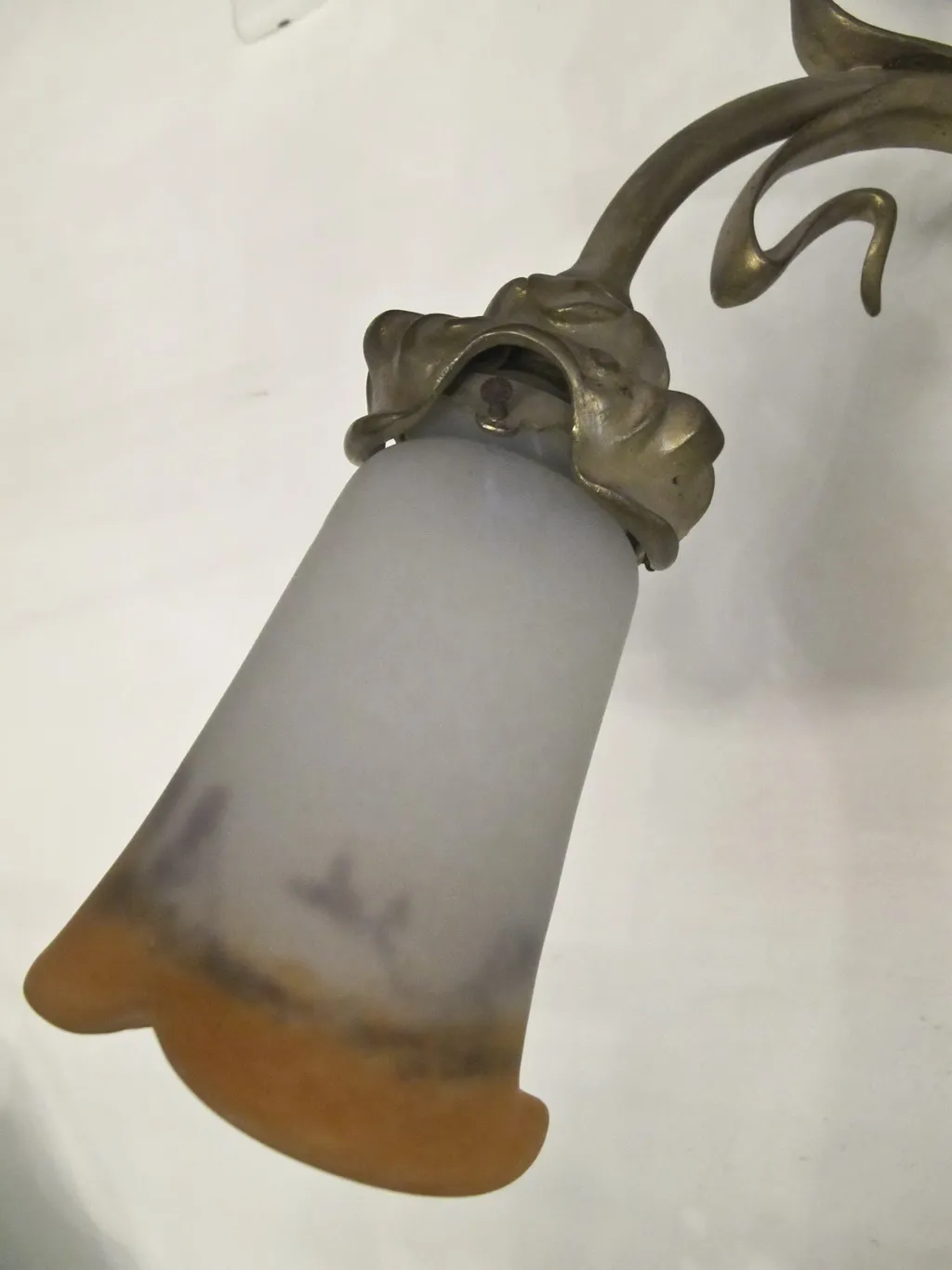 applique antiche con paralumi in vetro satinato e base in metallo