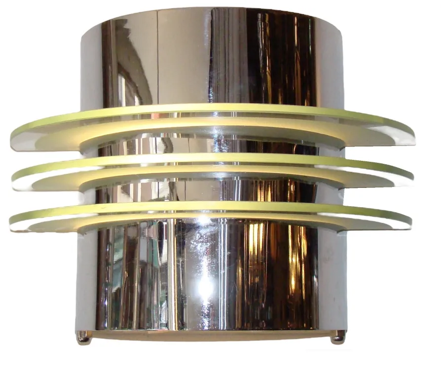 Antike Wandlampe mit hellem Design und bunten Details. Perfekt für einen eleganten Touch in der Dekoration.